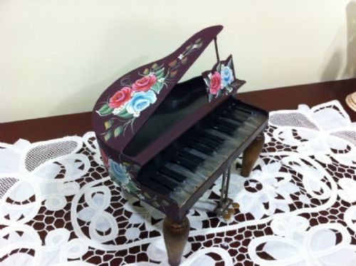 דגם של פסנתר- מיניאטורי
