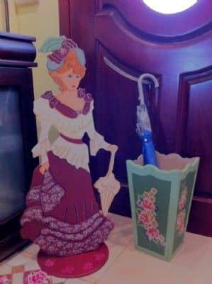 מתקן למטריות-ציור על עץ