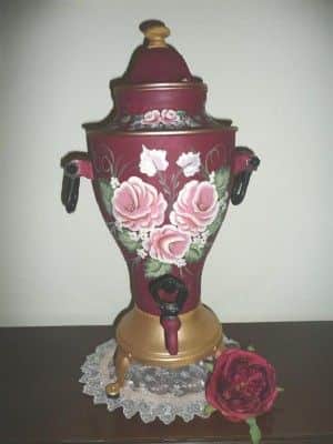 סמובר על רקע בורדו-נמכר