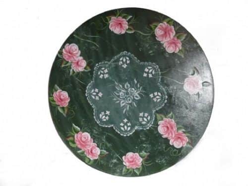 מגש הגשה על שולחן