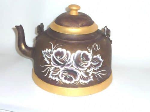 קומקום בצבע אדמה