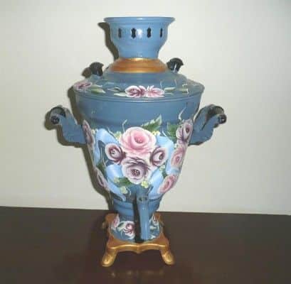 סמובר על רקע צבע ג'ינס