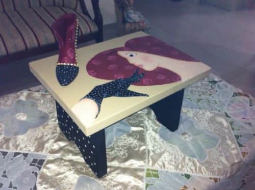 שרפרף-ציור על עץ