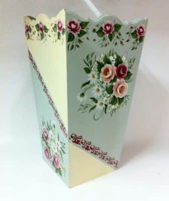 מתקן למטריות-ציור על עץ