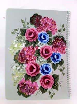 ציור פרחים על מחברת