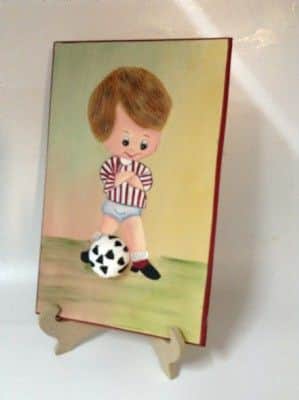 תמונה ילד משחק בכדור