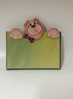 שלט כניסה לבית-ציר על עץ