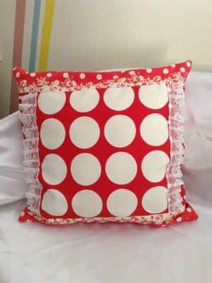 כרית אדומה-נקודות גדולות