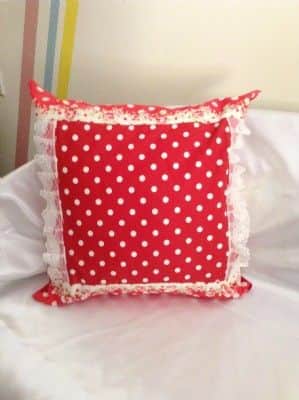 כרית אדומה נקודות קטנות