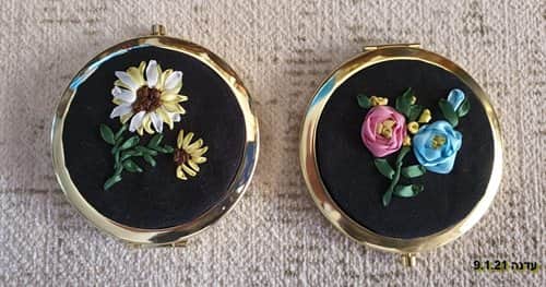 מראות עגולות מעוטר בסרטי משי.